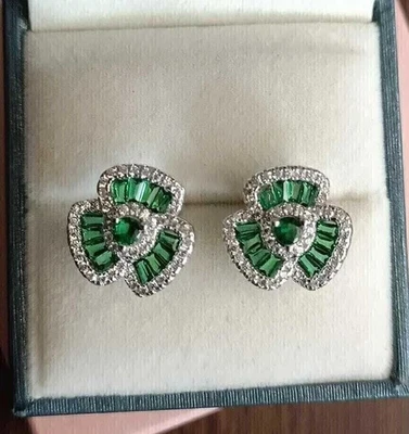 Pendiente de boda natural verde esmeralda de 2 quilates corte redondo para mujer enchapado en oro blanco de 14 quilates Foto 1 de 4