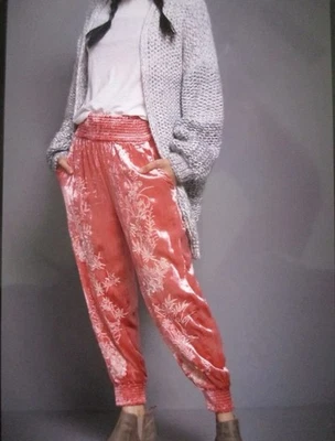 Pantalones de chándal harén Anthropologie Rosie floral rosa bordado terciopelo aplastado M Foto 1 de 4