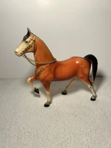 Cavallo giocattolo vintage in plastica con catena figura #2155 made in Hong Kong - Foto 1 di 24