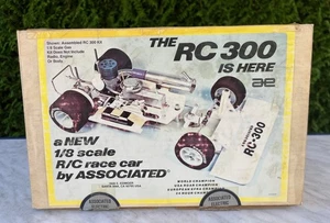 Voiture piste ASSOCIATED RC 300 NIB (Delta/Yankee/Serpent/Turins/PB) vintage - Imagen 1 de 9