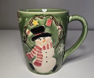 Taza verde decorativa muñeco de nieve vacaciones Navidad tema con mango prominente - Imagen 1 de 8
