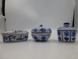 3 mini cajas de baratijas vintage pintadas a mano azules y blancas, Tailandia - Imagen 1 de 13