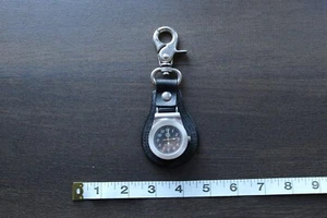 RELOJ BOLSA DE GOLF COLGANTE CON CORREA DE CUERO NEGRO, EMBLEMA DE GOLF, CARA PLATEADA/NEGRA - Imagen 1 de 8