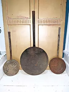 SET MIT DREI VINTAGE INDISCHEN METALLSIEBEN - Bild 1 von 15