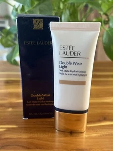 Estee Lauder trucco idraulico leggero morbido opaco ~ legno di sandalo 6W1 ~ nuovo con scatola - Foto 1 di 2