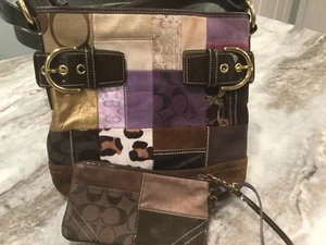 Bolso de pelo de pantorrilla Coach Eva Holiday Patchwork púrpura y marrón con muñeca. - Imagen 1 de 7