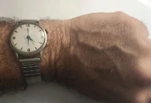 VINTAGE MEN'S SWISS BENRUS ALARM WATCH 897313 WITH STRETCH BAND WORKS GREAT - Picture 1 of 6