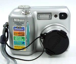 Nikon Coolpix 4300 4,0-MP-Digitalkamera – silberfarben mit Kappenriemen #918 - Bild 1 von 3