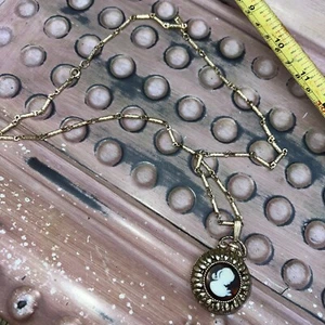 Collar colgante de medallón vintage Sarah Coventry cameo - Imagen 1 de 9