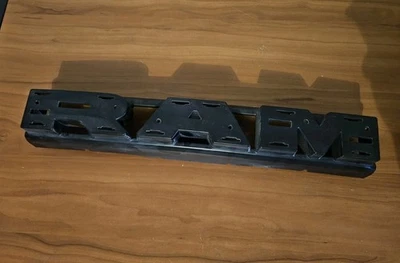 2019-2024 RAM 1500 EMBLEMA PLACA DE APOIO FABRICANTE DE EQUIPAMENTO ORIGINAL NOVO MOPAR 68293118AC NOVO - Imagem 1 de 2