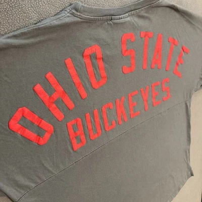 Camisa De Colección J America Ohio State Buckeyes Gris Oscuro Rojo Letras MANCHAS DE LEJÍA LEER Foto 1 de 4
