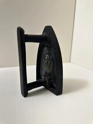 Ancien Petit Fer A Repasser Ancien décor  partiellement effacé - Photo 1/4