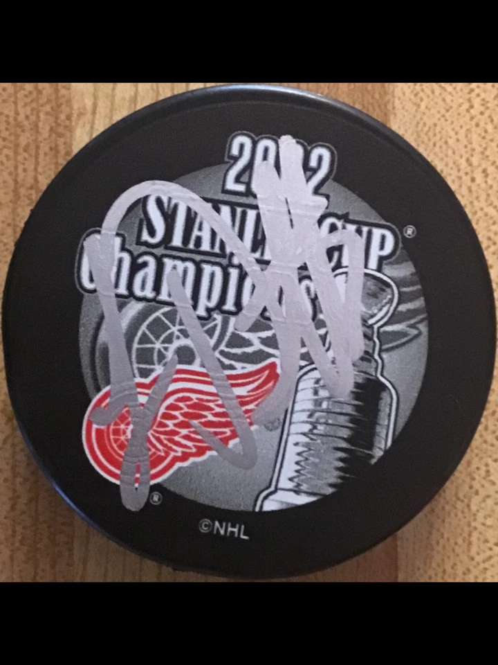 LUC ROBITAILLE SIGNED DETROIT RED WINGS 2002 STANLEY CUP HOCKEY PUCK w/ COA - Image 1 of 1