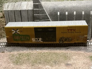 HO Scale Walthers Mainline 60’ Gunderson TTX Boxcar 661229 (weathered/tagged) - Picture 1 of 10
