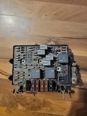 GMC 1999 2000 2001 2002 Sierra Silverado Tahoe Yukon Fuse Box Engine Bay  OEM - Image 1 of 4