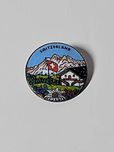 Schweiz Reise Souvenir Pin - Alpen Bergszene Schweizer Flagge Edelweiß Pinba - Bild 1 von 3