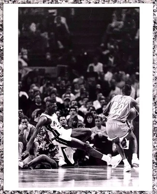 Dennis Rodman 1990 "Lucha por cada pulgada" tipo 1 foto original, 8x10 pulgadas Foto 1 de 2