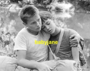 016 RIVER PHOENIX WIL WHEATON ABRAZO BY RIVER STAND BY ME FOTO - Imagen 1 de 1