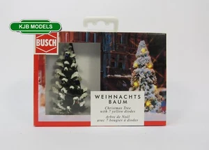 Spur OO / HO Busch 5411 schneebedeckter Weihnachtsbaum mit Kugeln & Lichtern 90 mm - Bild 1 von 2