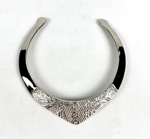 Collar Modernista Estampado Floral Repujado Tono Plata Puño Collar Vintage - Imagen 1 de 7