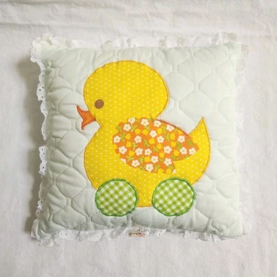Almohada acolchada vintage de pato con volantes de encaje de patito con patito años 70 Foto 1 de 4