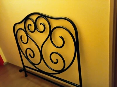 Jolie tête de lit 160 en métal noir avec arabesques  - Photo 1/2