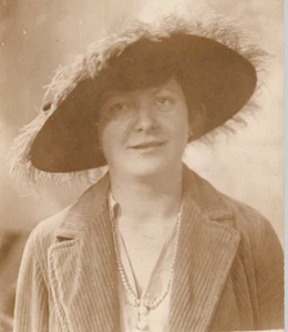 Mujer Usando Sombrero Grande Difuso, Chaqueta de Pana y Perlas 1918-1930 AZO RPPC - Imagen 1 de 5