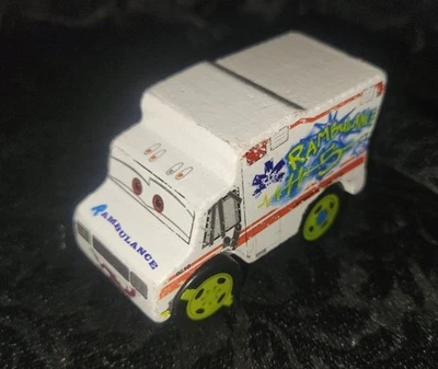 RARO Disney Pixar Cars 3 Dr. Daño Rambulancia #5 Ambulancia Madera Coche Foto 1 de 4