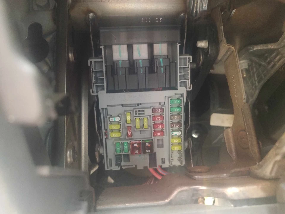 13 BUICK VERANO Cabin Fuse Box - Изображение 1 из 1