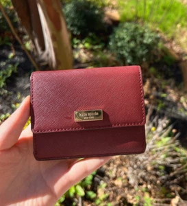 Kate Spade Newbury Lane Petty Red Wine Saffiano Leder Clutch Geldbörse WLRU2190 - Bild 1 von 4