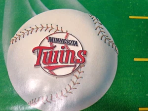 DE COLECCIÓN MLB MINNESOTA TWINS NEVERA IMÁN TABLERO DE PIE VIEJA ESCUELA RARO - Imagen 1 de 3