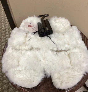 Women NWT "Sweet Treasures" white fuzzy soft open toe slippers. Size 8 - Picture 1 of 3