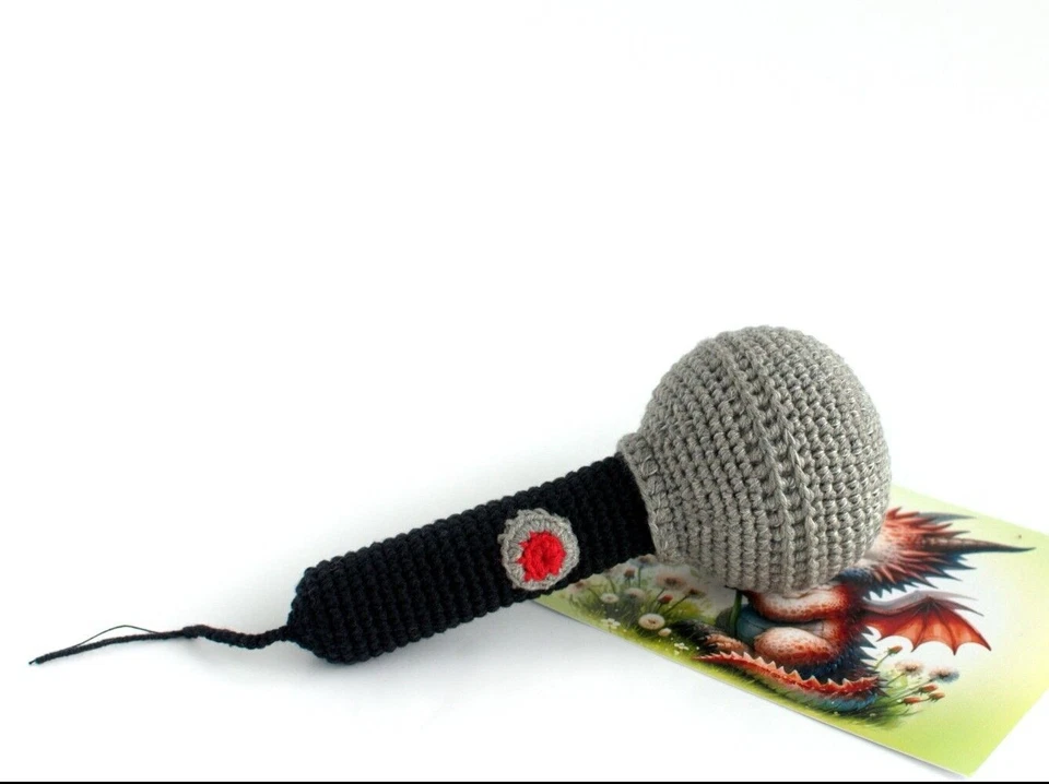 麦克风 Amigurumi,个性化礼物,棉摇铃,有机钩针玩具 — 第 1/4 张图片