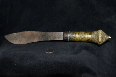 Cuchillo de hierro antiguo con mango de latón inciso de Ayutthuya / Ayuthiya Tailandia Foto 1 de 4