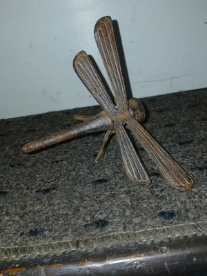 Rústico Hierro Fundido Libélula Jardín Planta Flor Insecto Decoración Insecto Estatua Insecto Foto 1 de 4