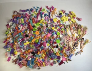 Enorme Lote Polly Pocket Muñecas Ropa Zapatos Accesorios Imanes y Goma - Imagen 1 de 15