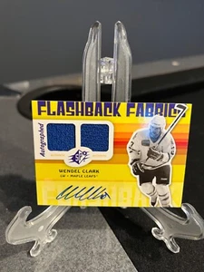 WENDEL CLARK 2009-10 UD SPX Flashback Fabrics Jersey Auto #226 Toronto Maple Lea - Bild 1 von 2