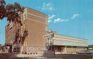 Postkarte WI: Avalon Motor Hotel, Waukesha, Wisconsin, verschickt 1964 - Bild 1 von 2