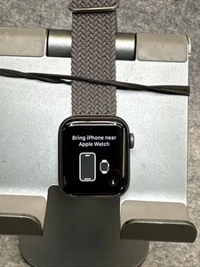 Apple Watch Series SE 1st Gen 40mm Black Aluminum with Band GPS - Zdjęcie 1 z 5