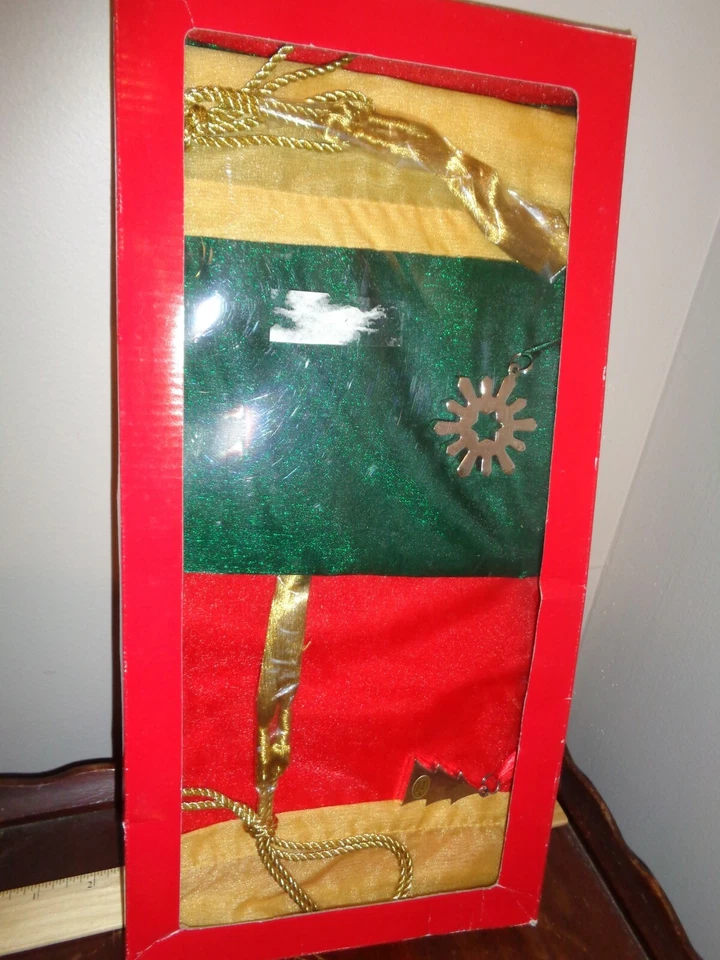 Charter Club Christmas 2 Red & Green Fabric Wine Bottle Bag with Silver Charm - Изображение 1 из 4