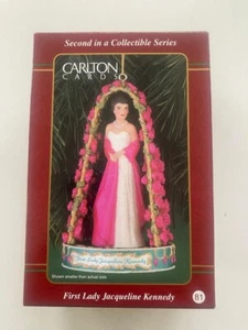 CARLTON CARDS FIRST LADYJACQUELINE KENNEDYCHRISTMAS ORNAMENT 1999 Gently NEU 27 - Bild 1 von 2