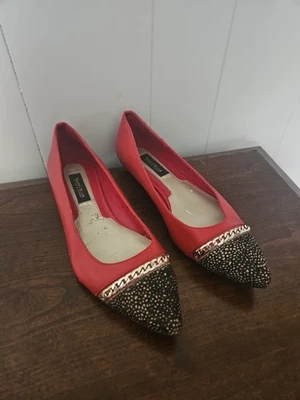 Zapatos planos para mujer White House Black Market talla 7 M cuero rojo cadena dorada acento Foto 1 de 3