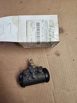 John Deere AH79381 Left Wheel Brake Cylinder NEW Old Stock - Image 1 of 4