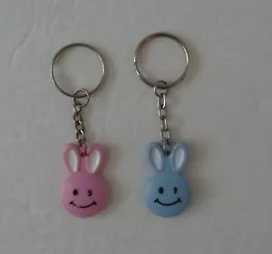 Lote de 2 llaveros de goma conejo rosa y azul 1,5"", 3,25"" con cadena - Imagen 1 de 2