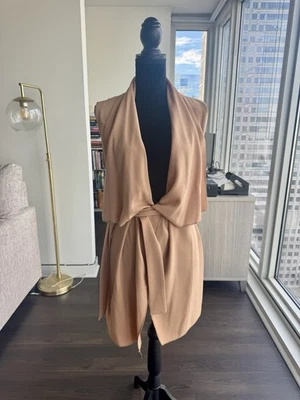 Chaleco ligero Boohoo bronceado sin mangas con cinturón talla 8 mediano Foto 1 de 4