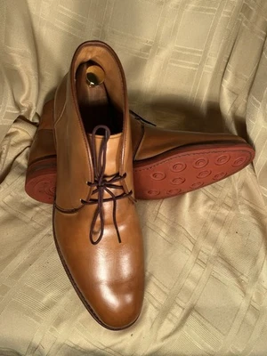 Bota Allen Edmonds Williamsburg Chukka Talla US 11.5 E. Suelas Dainite Roja. Hecha en EE. UU. Foto 1 de 4