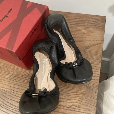 ¡¡BNWB!! Zapatos planos Salvatore Ferragamo My Joy de cuero negro con arco Varina 9,5 m Foto 1 de 4