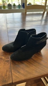 Guess Black  'Veora" Stacked Heel Side Strap Leather Suede  Ankle Boots 8M - Picture 1 of 5