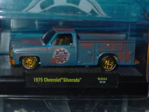 M2 MASCHINEN 1975 CHEVROLET SILVERADO UTILITY PICKUP LKW JAGD - Verblasst blau Neu in Verpackung - Bild 1 von 2
