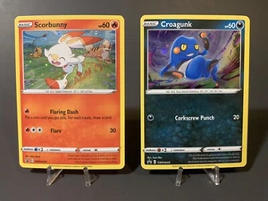 Scorbunny SWSH244 Croagunk SWSH245 Promo mit HOLO SWIRLS Pokemon TCG: Verlorener Ursprung - Bild 1 von 6